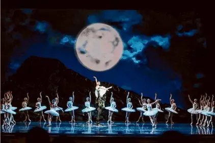  ?? ?? San Francisco Ballet in Helgi Tomasson’s production of “Swan Lake.”
“Swan Lake” encore: