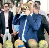  ?? JE ?? Luis Abinader disfrutó de una agua de coco a su salida de la iglesia Las Mercedes.