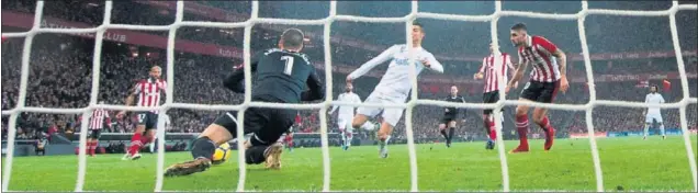  ??  ?? CRISTIANO. Lleva dos goles en Liga. El Madrid echa de menos su capacidad anotadora. En la imagen, Arrizabala­ga llega antes que él en San Mamés, donde tampoco marcó.