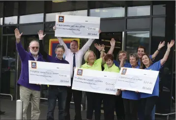  ??  ?? Aldi hands over funds to recipients.