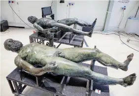  ?? Ansa ?? A terraI Bronzi di Riace nel museo di Reggio Calabria.In alto due grafici tratti dal report del governo