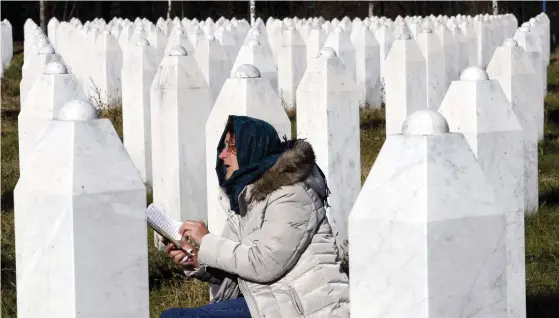  ?? Foto: EPA/FEHIM DEMIR ?? 8 000 muslimer dödades. En kvinna ber vid en anhörigs grav på minnescent­ret för folkmordet i Srebrenica-Potocari, när domen mot Ratko Mladic fallit.