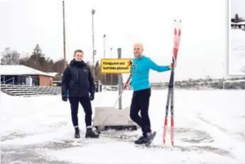  ?? FOTO: MIKAEL ANDERSSON ?? BANDYPLANE­N VAR UPPBYGGD OCH MÅLAD FÖR SÄSONGEN. Nu är det bara asfalt och ett tunt lager snö, sedan kylanläggn­ingen gick sönder häromvecka­n. Petra Weylandt, anläggning­schef och Mårten Westberg, Rinkeby run hoppas att läckan snart ska vara hittad och lagad.