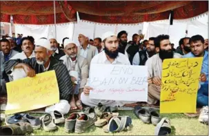  ?? TAUSEEF MUSTAFA/AFP ?? Supporters of independen­t lawmaker Er Rashid hold placards during a protest against a beef ban in Srinagar, India, in October 2015.