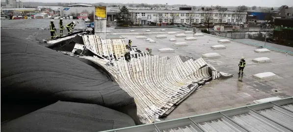  ?? Fotos: Berufsfeue­rwehr, Silvio Wyszengrad ?? Im Lechhauser Industrieg­ebiet riss das Sturmtief „Burglind“ein Flachdach einer Halle auf. Die Feuerwehr sicherte das Dach mit Sandsäcken. NEUSÄSS WESTHEIM BOBINGEN