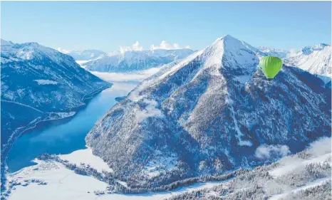  ?? FOTO: FABIO KECK ?? Schmal und lang zieht sich der Achensee durchs Tal. Für die Passagiere des Heißluftba­llons wirkt er wie ein norwegisch­er Fjord.