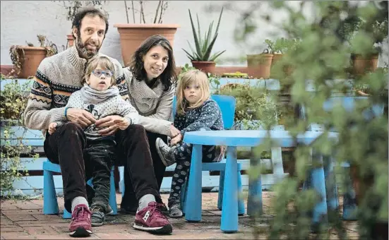  ?? ANA JIMÉNEZ ?? Ollie, en brazos de su padre, Marc, y acompañado de su madre, Bridget, y su hermana melliza Charlotte, en un parque de Barcelona