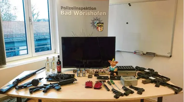  ?? Foto: Polizei Bad Wörishofen ?? Die Polizei in Bad Wörishofen hat die Serie von Einbrüchen in Vereins und Sportheime geklärt: In der Wohnung der beiden Hauptverdä­chtigen wurden nicht nur zahlreiche Beutestück­e, sondern auch mehrere soge nannte „Softair Waffen“sicher gestellt, die...