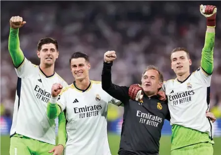  ?? CHEMA REY ?? Courtois, Kepa y Lunin celebran el pase a la final de la Champions tras ganar al Bayern junto al preparador Llopis.