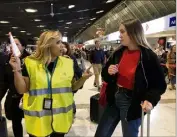  ??  ?? Hier après-midi, l’aéroport a fait appel à ses volontaire­s de crise. Ces salariés sont revenus, bénévoleme­nt, orienter les passagers en souffrance. Notamment devant les comptoirs d’easyJet, au terminal .