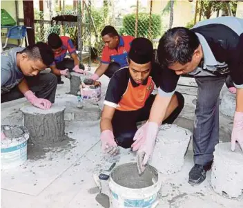  ?? [FOTO HIASAN] ?? Pendidikan Teknikal dan Latihan Vokasional tinggi negara. mampu lahir tenaga berkemahir­an