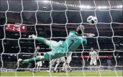  ??  ?? España- Argentina ( 2- 1)Otamendi remató de cabeza a la salida de un córner. Lo hizo a placer, sin más estorbo de los centrales. El balón bajó y entró, pero De Gea pudo hacer algo más en la estirada. Al portero también se le señala por su querencia a quedarse bajo el larguero.