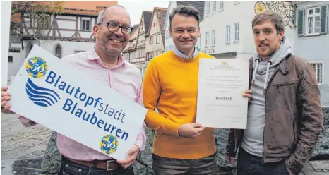  ?? FOTO: SCHOLZ ?? Die Grundlagen für die Entwicklun­g der Blaubeurer Innenstadt sind gesetzt. Darüber freuen sich (von links) Jürgen Stoll, Jörg Seibold und Tilon Fahrner.