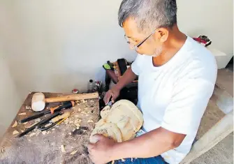  ?? RUBÉN JUÁREZ ?? Don José Hernández elabora máscaras de madera en Huizotlaco