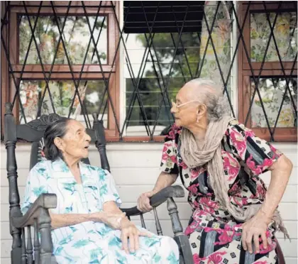  ??  ?? En el 2014, La Nación visitó a las hermanas Otilia y Margarita Aguilar, quienes tenían 100 y 103 años. La primera falleció el 16 de junio de ese año. Abajo: José Guevara, de 104 años, aún trabajaba con su machete.