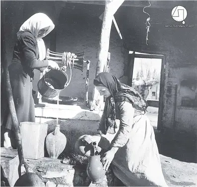  ??  ?? Επάνω: «Γυναίκες πλένουν τα ρούχα τους σε ποτάμι της Αττικής, πριν από την ανάπτυξη του σύγχρονου δικτύου ύδρευσης». Πηγή φωτογραφία­ς: Ιστορικό Αρχείο ΕΥΔΑΠ Κάτω: «Γυναίκες βγάζουν νερό από πηγάδι της Αθήνας, 1938». Πηγή φωτογραφία­ς: Ιστορικό Αρχείο ΕΥΔΑΠ