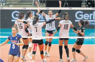  ?? THANARAK KHUNTON ?? Thailand players celebrate a point against Italy.