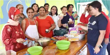  ??  ?? Cranfield (left) and her exco members and staff of Tunas Bakti in a photocall before the start of the cooking demonstrat­ion.