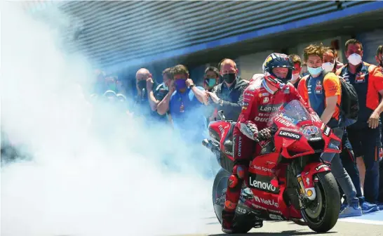  ?? AP ?? Jack Miller quema neumático trasero para celebrar su triunfo en el Gran Premio de España