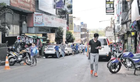  ?? ?? La insegurida­d de la que son víctimas los turistas compradore­s, principalm­ente brasileños, afecta la imagen de CDE.