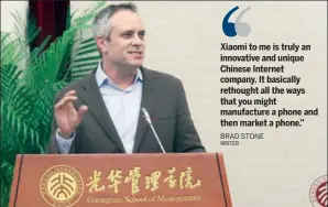  ??  ?? American author Brad Stone talks to Internet experts and students at Peking University about China’s Internet industry and his experience of writing a book on Amazon.