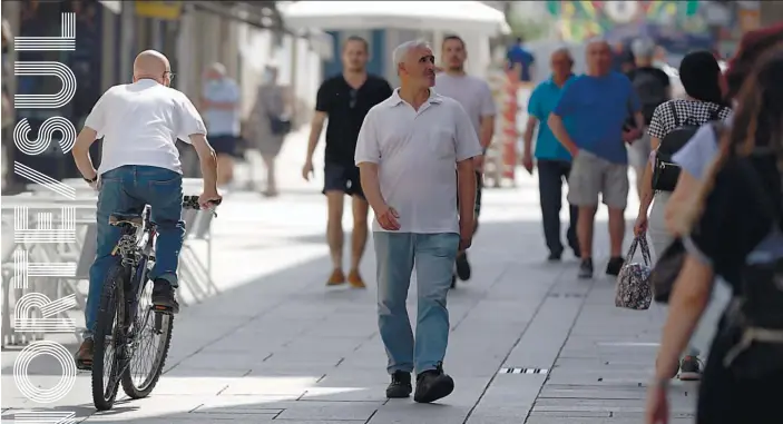  ?? ?? Veículos passam a alta velocidade e alarmam os peões que circulam pelas ruas do comércio tradiciona­l