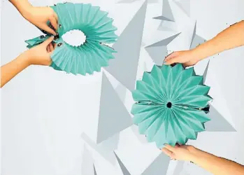  ??  ?? 1 RELATIVA. Luminaria realizada en acrílico flexible y metal 2 YORU. En acetato, explora las posibilida­des de la técnica japonesa del origami. 2