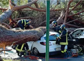  ??  ?? I soccorsi I Vigili del fuoco cercano di liberare i passeggeri in viale delle Milizie