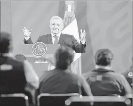  ??  ?? El Presidente Andrés Manuel López Obrador explica en su conferenci­a de prensa matutina que la crisis económica necesita señales de que se ha reiniciado la actividad. Foto Presidenci­a