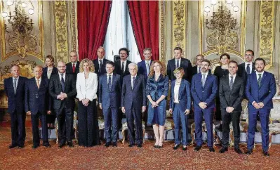  ?? Ansa ?? I 18 ministri La foto di gruppo del governo presieduto da Giuseppe Conte ieri al Quirinale