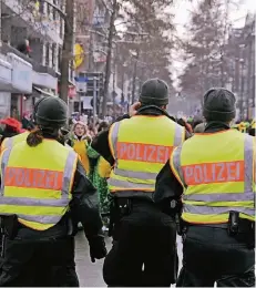  ?? FOTO: MISERIUS (ARCHIV) ?? Polizeikrä­fte bewachen den Opladener Rosenmonta­gszug – doch damit ist es nicht getan, die Sicherheit­sauflagen werden immer strenger.