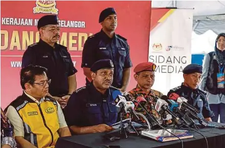  ?? (Foto BERNAMA) ?? Hussein (dua dari kiri) pada sidang media di PKTK Putra Heights, semalam.