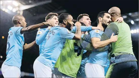  ?? LAURENCE GRIFFITHS / GETTY ?? Los jugadores del Manchester City celebrando el tercer tanto del equipo, ayer en el Etihad