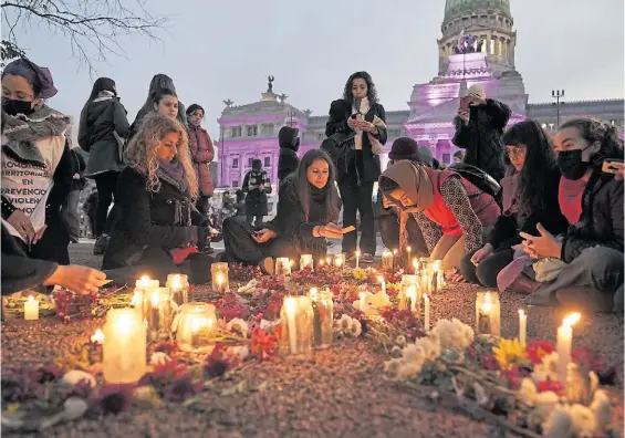  ?? F. DE LA ORDEN ?? Homenaje. Frente a un Congreso iluminado armaron memoriales. “Hay familias destruidas, hijos a la deriva”, dijo una manifestan­te.