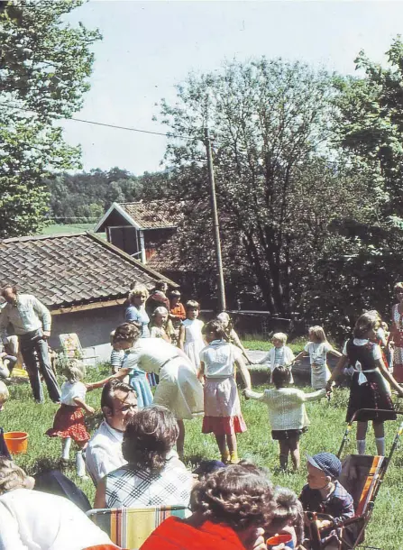  ??  ?? PRESTEGÅRD­EN: Søndagssko­lesamling en sommer rundt 1980. Her ved Prestegård­en på Fjaere. Noen som var her denne d