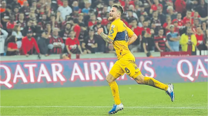  ?? AFP ?? El festejo. Mac Allister sale gritando su golazo en medio del silencio del Arena da Baixada. Era su primer partido oficial y resultó el mejor de Boca en la visita a Paranaense.