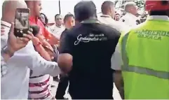  ??  ?? Fotografía tomada de un video en el que se ve a la oaxaqueña en medio de un equipo de seguridad