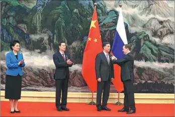  ?? FENG YONGBIN / CHINA DAILY ?? Vice-Premier Zhang Gaoli (second left), Wang Yang (second right), a member of the Standing Committee of the Political Bureau of the CPC Central Committee and vice-premier, and Vice-Premier Liu Yandong (left) are awarded the Order of Friendship medal by...