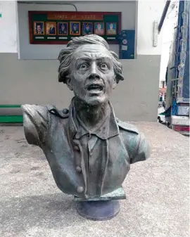  ?? FOTO ?? El alcalde de Medellín informó en su cuenta de Twitter la recuperaci­ón del busto de Atanasio Girardot.