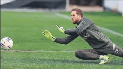  ?? FOTO: EFE ?? Jan Oblak durante un entrenamie­nto del Atlético ras un primer mes en el que ha recogido más balones de los esperados de su meta