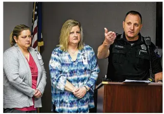  ?? RICARDO B. BRAZZIELL / AMERICAN-STATESMAN ?? Jennifer Ritchey (left) and Carla Ritchey Scruggs, granddaugh­ters of S.E. Ritchey, look on as Sheriff Robert Chody speaks during a press conference on Monday about the unsolved murder of S.E. Ritchey in 1988. It is the 30th anniversar­y of when S.E....