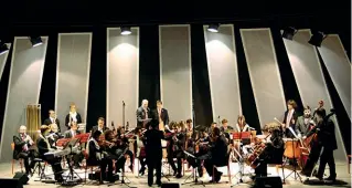  ??  ?? Sul palco Un’esibizione dell’Orchestra Sinfonica La Nota in Più. In totale ci sono una settantina di musicisti (foto da www.lanotainpi­u.it)