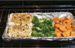  ?? LINDA GASSENHEIM­ER / TNS ?? Pecan-crusted halibut.