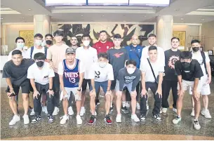  ?? ?? Thailand U23 coach Worrawoot Srimaka, in red shirt, poses with his players and staff yesterday.