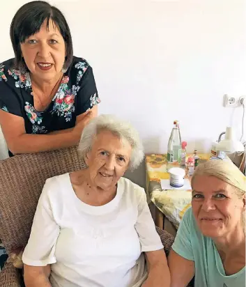  ?? FOTO: SENIORENZE­NTRUM ?? Marita Incalcante­rra (rechts) mit Wohnbereic­hsleiterin Monika Jungerberg bei der Seniorin Marianne Manigel.