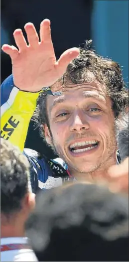  ?? MIGUEL ANGEL MORENATTI / AP ?? Rossi festeja con su equipo el primer triunfo del año