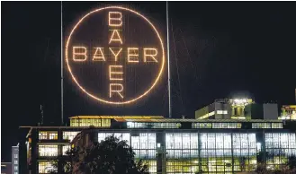  ?? ?? Το κύριο χημικό εργοστάσιο της Bayer στο Λεβερκούζε­ν της Γερμανίας. Η εταιρεία αντιμετωπί­ζει περίπου 18.400 αγωγές κατά της θυγατρικής Monsanto από χρήστες των προϊόντων της στις Ηνωμένες Πολιτείες