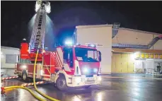  ?? FOTO: SILVIA MÜLLER ?? Die Feuerwehre­n üben auf dem Gelände der Talheimer Niederlass­ung des Tuttlinger Unternehme­ns Hilzinger-Thum.