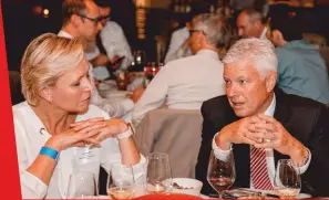  ?? ?? Susanne Welle con il direttore di Gastrosuis­se Daniel Borner