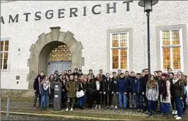  ??  ?? Mit großem Interessen verfolgten die Gymnasiast­en die Verhandlun­g am Amtsgerich­t Mühlhausen. Fotos: J. Eichhorn